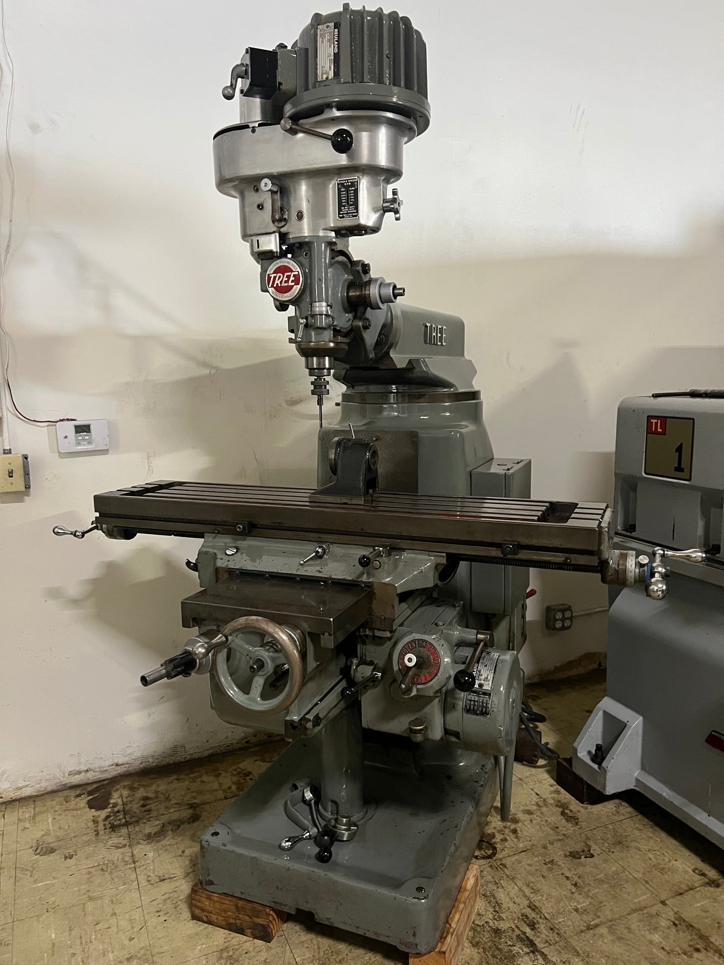 TREE 2UVRC VERTICAL KNEE MILLING MACHINE