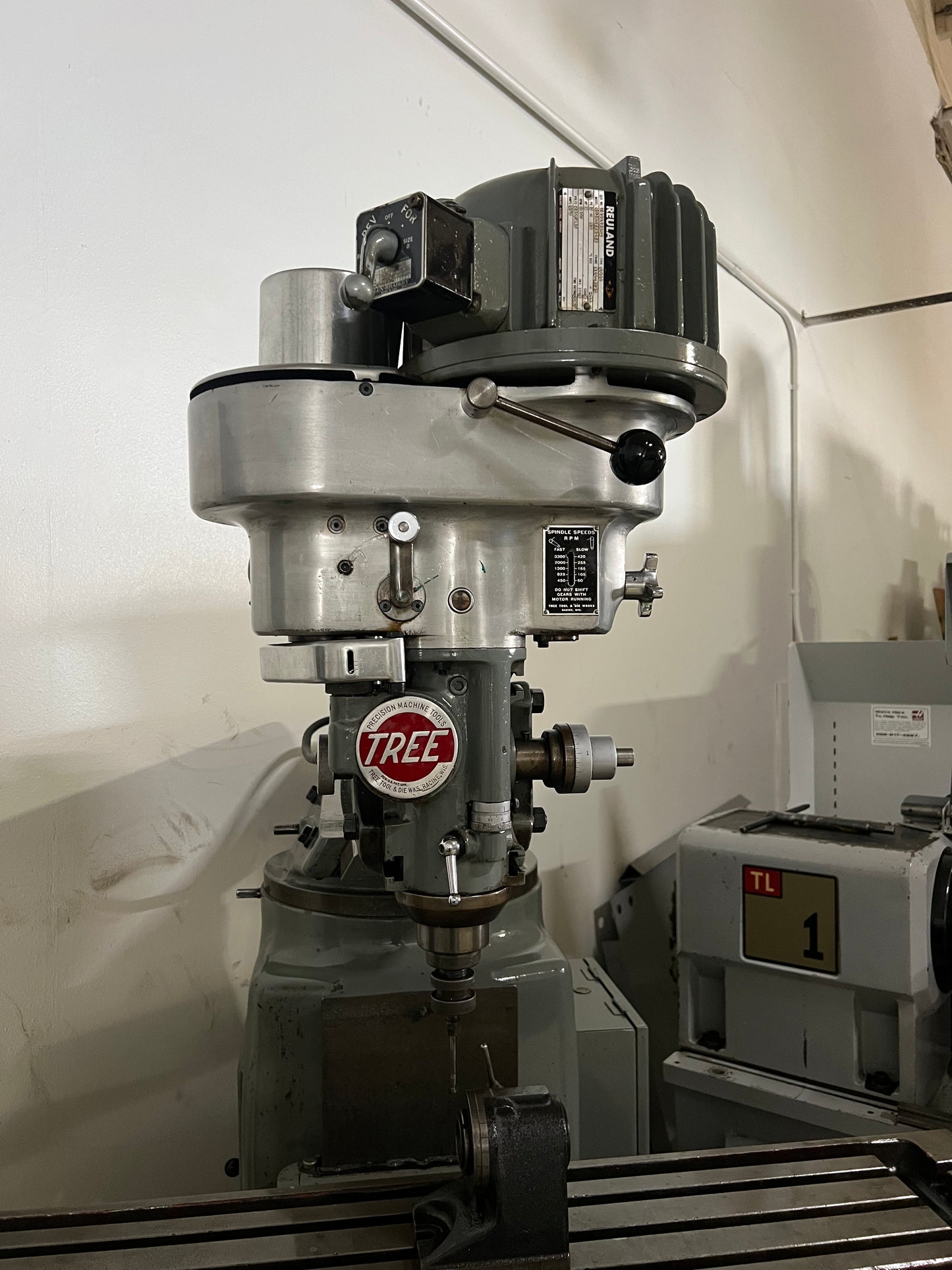 TREE 2UVRC VERTICAL KNEE MILLING MACHINE