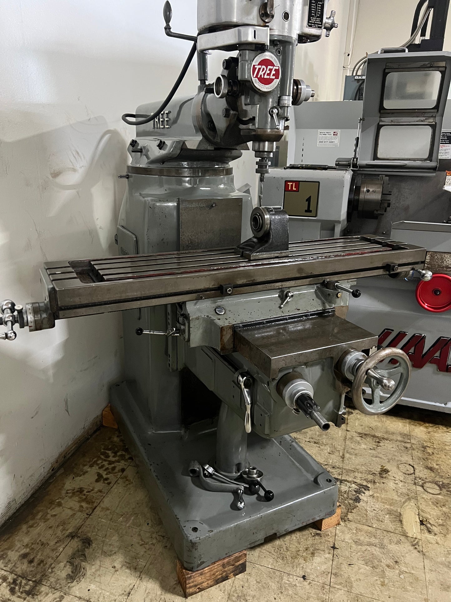 TREE 2UVRC VERTICAL KNEE MILLING MACHINE