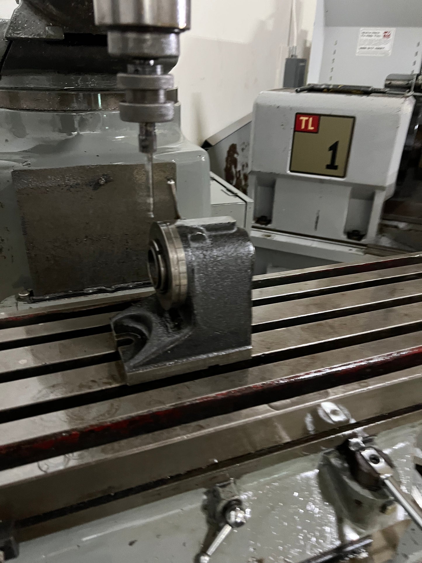 TREE 2UVRC VERTICAL KNEE MILLING MACHINE