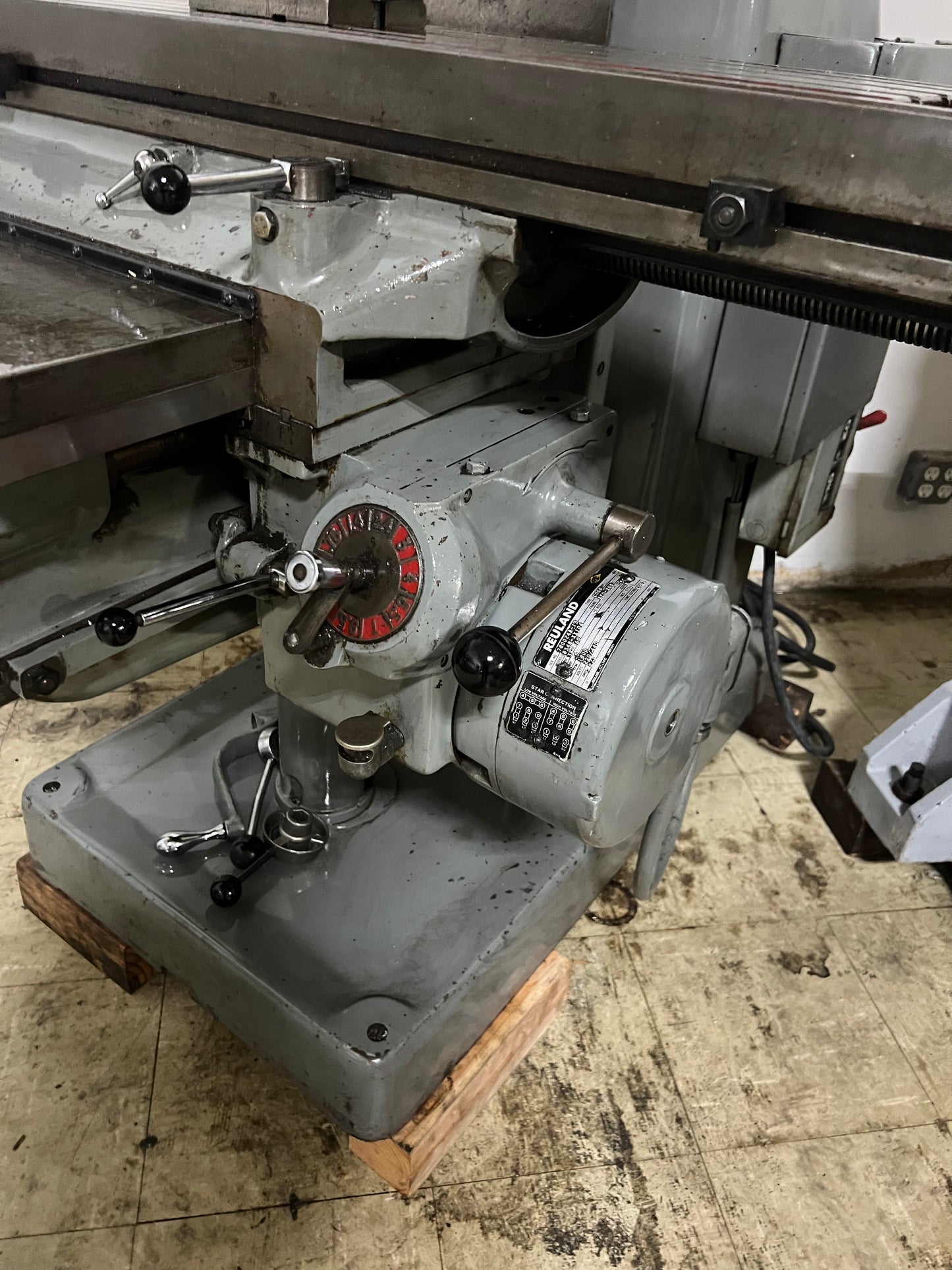 TREE 2UVRC VERTICAL KNEE MILLING MACHINE