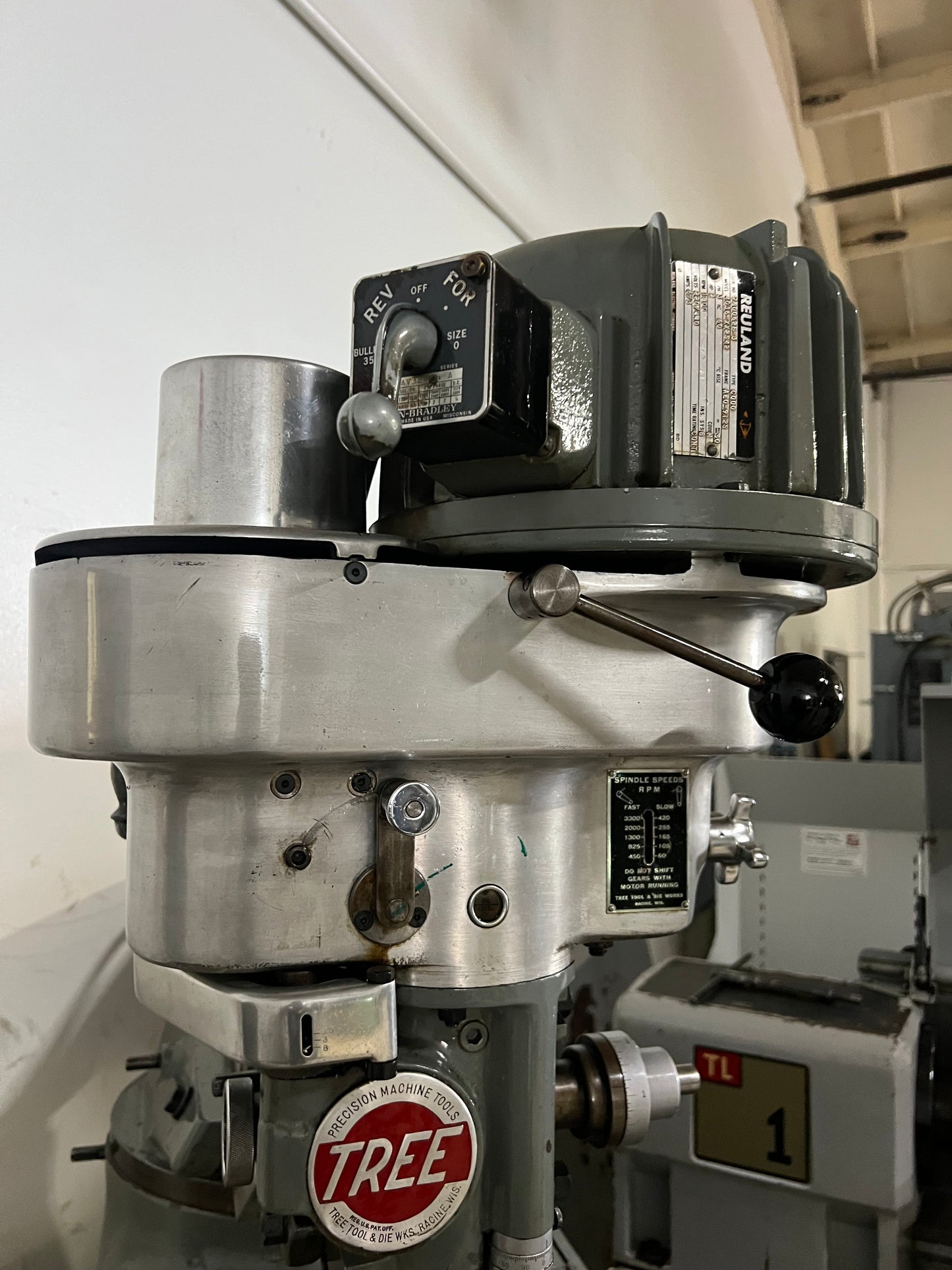 TREE 2UVRC VERTICAL KNEE MILLING MACHINE